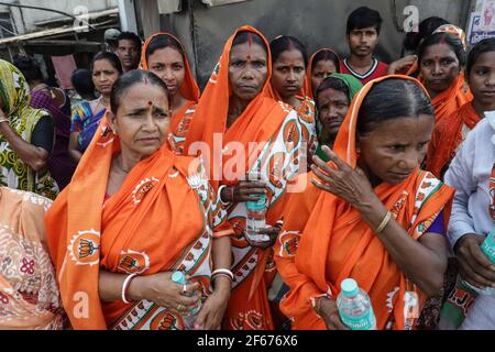 Nandigram, Inde. 30 mars 2021. Les femmes partisans du Bhartiya Janta Party (BJP) portent des sares imprimés avec le symbole BJP lors du dernier rassemblement de campagne électorale organisé par les partisans du BJP à Nandigram avant les élections à l'Assemblée du Bengale occidental. (Photo par JIT Chattopadhyay/SOPA Images/Sipa USA) crédit: SIPA USA/Alay Live News Banque D'Images