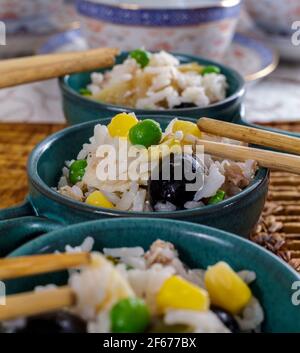 Bols de salade de riz Banque D'Images