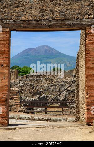 Le Vésuve volcan par l'entrée du Forum à Pompéi, en Italie Banque D'Images