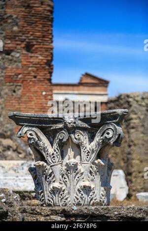 Capitale d'une colonne romaine déchue dans la ville en ruines de Pompéi, en Italie Banque D'Images