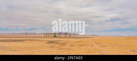 Place de stationnement à la B4 à Kolmanskop avec table dans le désert du Namib, parc national Namib Naukluft, Namibie Banque D'Images