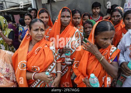 Nandigram, Inde. 30 mars 2021. Les femmes partisans du Bhartiya Janta Party (BJP) portent des sares imprimés avec le symbole BJP lors du dernier rassemblement de campagne électorale organisé par les partisans du BJP à Nandigram avant les élections à l'Assemblée du Bengale occidental. Crédit : SOPA Images Limited/Alamy Live News Banque D'Images