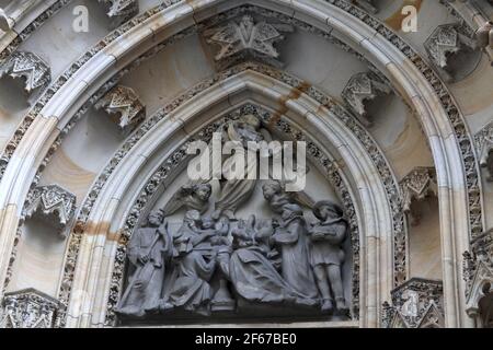 Partie de la cathédrale Saint-Vitus de tympan à Prague, république tchèque Banque D'Images