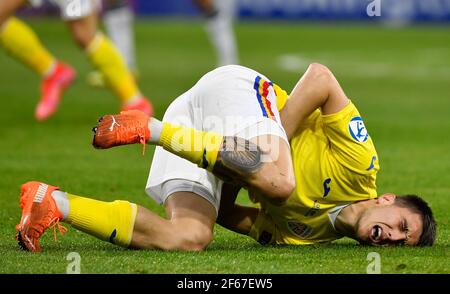 Budapest, Hongrie. 30 mars 2021. Football, U-21 hommes: Championnat d'Europe, Allemagne - Roumanie, cycle préliminaire, Groupe A, Matchday 3, Bozsik Arena. Stefan Vladoiu, de Roumanie, est blessé sur le terrain. Crédit : Marton Monus/dpa/Alay Live News Banque D'Images