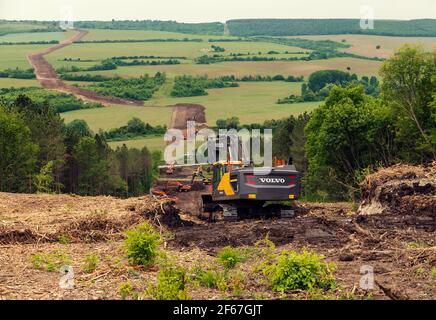 Bulgarie, Polski trambesh, 20 MAI 2020: De nombreuses pelles hydrauliques à chaînes creusant le terrain sur une pente pendant la construction d'un gazoduc South Stream Banque D'Images