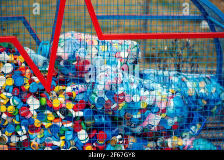 Bulgarie, village de Balsha, 31 JANVIER 2021 : lieu de collecte des capuchons en plastique coloré pour recyclage et charité Banque D'Images