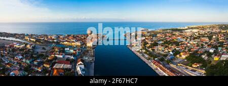 Vue panoramique aérienne au-dessus des paysages de la côte de Curaçao, Caraïbes avec l'océan et la plage Banque D'Images