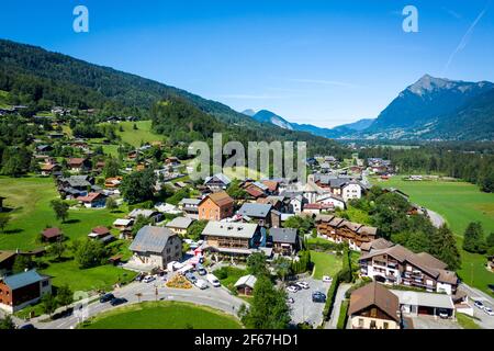 Station touristique de montagne avec hôtels et chalets à louer. Vue imprenable sur le village dans la vallée. Beauté de la région des montagnes de Giffre, France. Banque D'Images