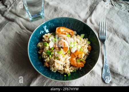 Paella espagnole avec fruits de mer, crevettes, riz, safran. Banque D'Images