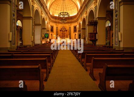 Vue panoramique sur l'intérieur de l'église Saint-Jean-Baptiste de Taninges. Allée centrale entre les ragoûts en bois. Beauté de la région des montagnes de Giffre, France. Banque D'Images