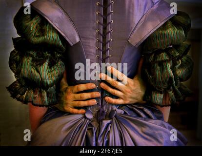 LES ACTEURS HATTIE MORAHAN ET STEPHEN NOONAN RÉPÈTENT POUR "L'AMOUR DANS UN BOIS" AU SWAN THEATRE STRATFORD À COTUMES CONÇU PAR SUE WILLMINGTON LES COSTUMES PRÉSENTENT DES CORSETS POUR LES HOMMES ET LES FEMMES. 10/4/01 PILSTON Banque D'Images