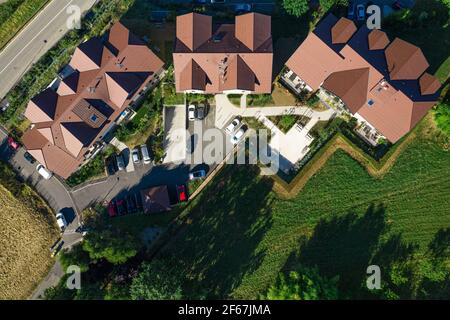 Vue de haut en bas de drone sur le groupe de trois maisons. Vue aérienne de l'immobilier résidentiel à Annecy, France Banque D'Images