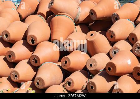 Pots en céramique traditionnelle pour attraper des pieuvres dans le port de Punta Umbria, Huelva, Andalousie, Espagne Banque D'Images