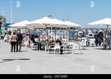 Punta Umbria, Huelva, Espagne - 21 mars 2021 : personnes en terrasse de bar sur la promenade de Punta Umbria Banque D'Images