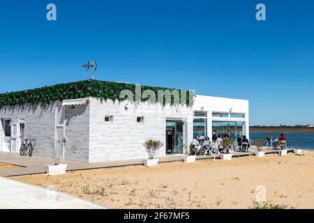 Punta Umbria, Huelva, Espagne - 21 mars 2021 : Chiringuito sur la plage de Punta Umbria, sur la promenade Banque D'Images