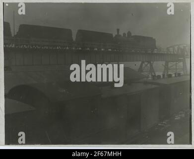 Locomotive à vapeur avec chariots sur chargement d'échantillon de pont au-dessus de Göta Älv.Nuvarande Marieholmbron a été construit en 1908 et a été pris en mars 1909. Il a été remplacé par du béton en 1996. Banque D'Images