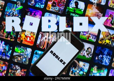 Espagne. 30 mars 2021. Dans cette illustration, l'application Roblox affichée sur l'écran d'un smartphone et un logo Roblox en arrière-plan. (Photo de Thiago Prudencio/SOPA Images/Sipa USA) crédit: SIPA USA/Alay Live News Banque D'Images