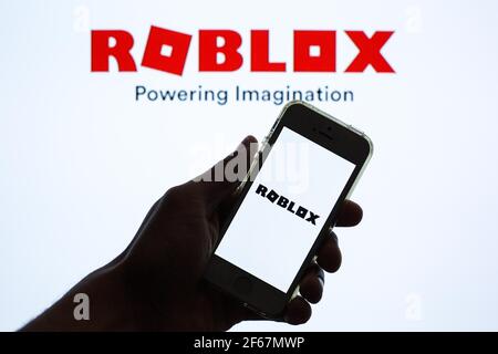 Espagne. 30 mars 2021. Dans cette illustration, l'application Roblox affichée sur l'écran d'un smartphone et un logo Roblox en arrière-plan. Credit: Thiago Prudencio/SOPA Images/ZUMA Wire/Alay Live News Banque D'Images