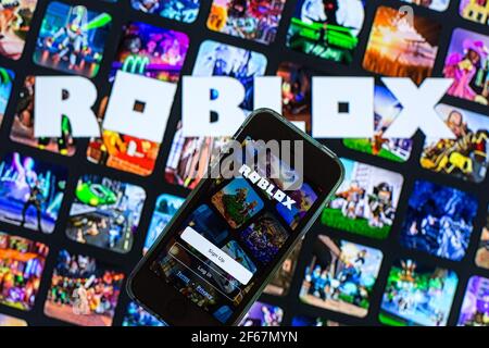 Espagne. 30 mars 2021. Dans cette illustration, l'application Roblox affichée sur l'écran d'un smartphone et un logo Roblox en arrière-plan. Credit: Thiago Prudencio/SOPA Images/ZUMA Wire/Alay Live News Banque D'Images