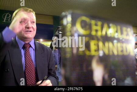 Conférence libérale démocrate Bournemouth sept 2000 Charles Kennedy signe des copies de son livre à la conférence lib DEM à Bournemouth. Banque D'Images