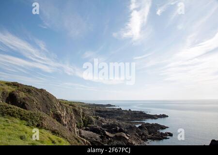 Nuage de Cirrus passant sur le rivage à Torrs point à la Embouchure de Kirkcudbright Bay Kirkcudbright Dumfries et Galloway Scotland Banque D'Images