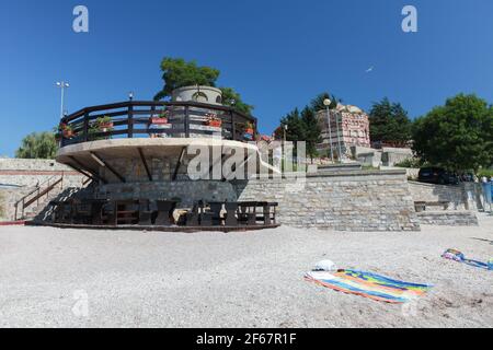 Nessebar, Bulgarie - 21 juillet 2014 : point de vue des touristes sur la plage publique de la vieille ville de Nessebar, côte de la mer Noire Banque D'Images