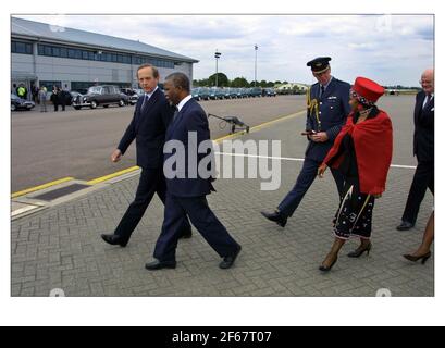 Visite du Président Thabo Mbeki en Grande-Bretagne juin 2001Thabo Mbeki arrive à la base aérienne de Northholt pour sa première visite d'État au Royaume-Uni. Banque D'Images