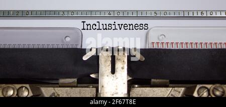 Symbole d'inclusion et d'appartenance. Le mot « inclusivité » tapé sur une machine à écrire rétro. Concept d'entreprise, d'inclusion et d'appartenance. Blanc magnifique Banque D'Images