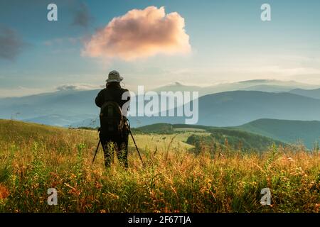 Une silhouette d'un photographe avec un trépied Banque D'Images