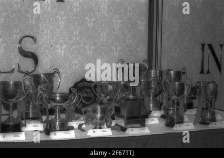 Trophées sur table à la nuit de combat de boxe. Banque D'Images