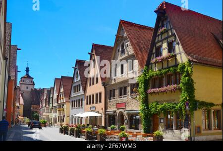 Rothenburg Allemagne. Belle vue sur la ville historique de Rothenburg ob der Tauber avec tour de l'horloge lors d'une journée ensoleillée avec ciel bleu en été. Banque D'Images