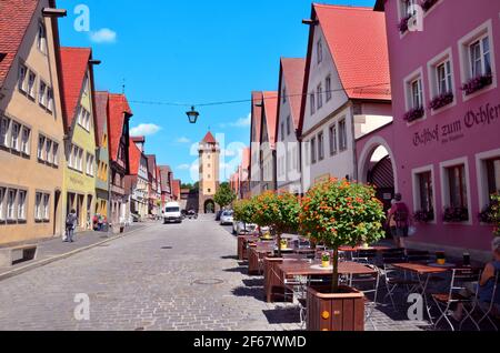 Rothenburg Allemagne. Belle vue sur la ville historique de Rothenburg ob der Tauber avec tour de l'horloge lors d'une journée ensoleillée avec ciel bleu en été. Banque D'Images
