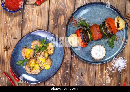 Pommes de terre bouillies, gros sel, légumes grillés sur fond de bois brun. Copiez l'espace. Banque D'Images