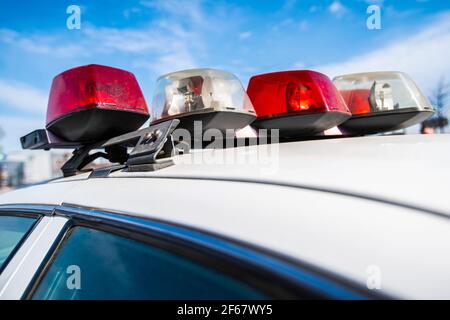 Gros plan des flics clignotant sur l'ancienne voiture de police de New York. Photo de haute qualité Banque D'Images