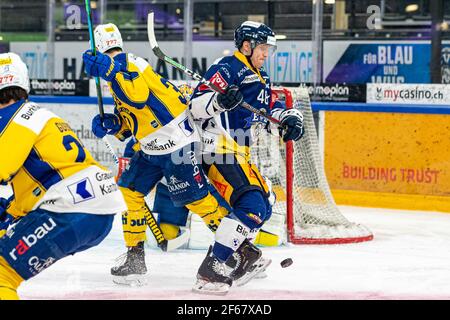 Carl Klingberg # 48 (EV Zug) lutte pour la cible pendant le match de hockey sur glace de la saison régulière de la Ligue nationale entre EV Zug et HC Davos le 30 mars 2021 dans le Bossard Arena à Zug. (Suisse/Croatie SORTIE) crédit: SPP Sport presse photo. /Alamy Live News Banque D'Images