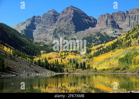 Maroon Bells et lac - Colorado Banque D'Images