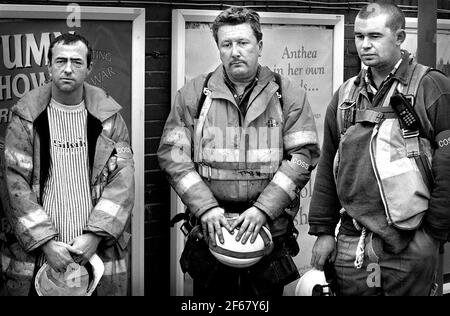 LES HOMMES TRAVAILLANT À L'OPÉRATION DE SAUVETAGE OCTOBRE 2000F LE DÉRAILLÉ TRAIN À L'ARRÊT HATFIELD POUR UN SILENCE DE QUELQUES MINUTES SUR LE PLATE-FORME À 12.23 Banque D'Images