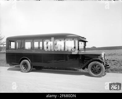 En 1928-1937 AB, les ateliers ferroviaires suédois ont augmenté leur portefeuille de produits avec des véhicules routiers de pays avec des portes de bus spéciales. Les clients avaient plusieurs fois leurs propres exigences en matière de design intérieur et d'autres détails. L'image montre Reo FB bus fait pour Varberg - Borås chemin de fer, WBJ. Le bus a probablement des marais en bois de Linköping sous la plaque. Les ateliers ferroviaires suédois ont également breveté la construction en acier qui a commencé à être fabriquée à partir de 1944. Banque D'Images