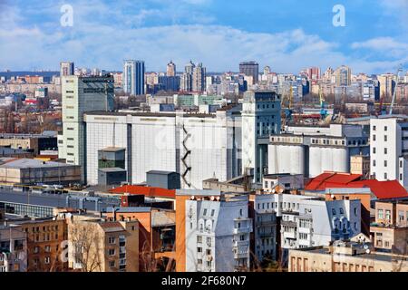 Boulangerie dans le vieux quartier de Podil à Kiev et les toits de maisons anciennes et de nouveaux bâtiments dans la ville à l'horizon. Oeil d'oiseau. Banque D'Images