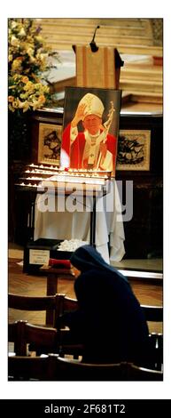 Messe pour le Pape malade à Westminster Cathederal à Londres.pic David Sandison 1/4/2005 Banque D'Images