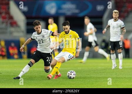 Budapest, Hongrie. 30 mars 2021. Mateo Klimowicz (22) d'Allemagne et Andrei Ciobanu (11) de Roumanie vus pendant le match de l'UEFA EURO U-21 entre l'Allemagne et la Roumanie à Bozsik Stadion à Budapest. (Crédit photo : Gonzales photo/Alamy Live News Banque D'Images