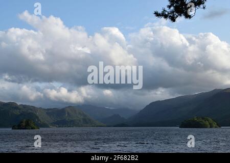 Vue magnifique sur le lac Derwentwater depuis le Friar's Crag près de Keswick dans le Lake District Banque D'Images