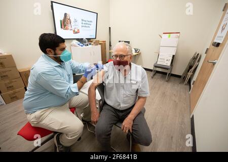 Austin, Texas le 30 mars 2021 : BOB DAEMMRICH (r), 66 ans, reçoit sa deuxième dose du vaccin contre le coronavirus de Pfizer dans une pharmacie locale, trois semaines après la première dans le même endroit. Le Texas signale des envois plus importants de vaccins et 1 Texans sur 6 est entièrement vacciné, soit environ 16 %.