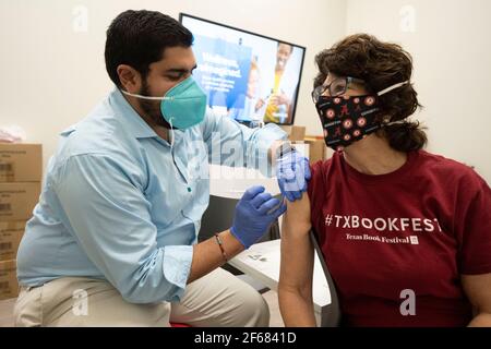 Austin, Texas 30 mars 2021: JANIS DAEMMRICH (r), 65 ans, reçoit sa deuxième dose du vaccin COVID-19 de Pfizer dans une pharmacie locale, trois semaines après la première dans le même endroit. Le Texas signale des envois plus importants de vaccins et 1 Texans sur 6 est entièrement vacciné, soit environ 16 %.