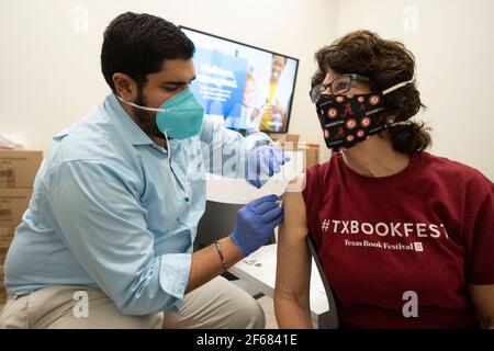 Austin, Texas 30 mars 2021: JANIS DAEMMRICH (r), 65 ans, reçoit sa deuxième dose du vaccin COVID-19 de Pfizer dans une pharmacie locale, trois semaines après la première dans le même endroit. Le Texas signale des envois plus importants de vaccins et 1 Texans sur 6 est entièrement vacciné, soit environ 16 %.