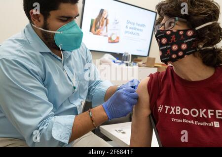 Austin, Texas 30 mars 2021: JANIS DAEMMRICH (r), 65 ans, reçoit sa deuxième dose du vaccin COVID-19 de Pfizer dans une pharmacie locale, trois semaines après la première dans le même endroit. Le Texas signale des envois plus importants de vaccins et 1 Texans sur 6 est entièrement vacciné, soit environ 16 %.