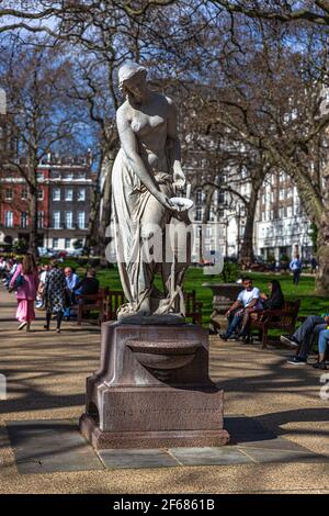 Statue de nymphe par Alexander Munro sur la fontaine de Lansdowne, Berkeley Square, Mayfair, Londres, Angleterre, ROYAUME-UNI. Banque D'Images