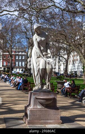 Statue de nymphe par Alexander Munro sur la fontaine de Lansdowne, Berkeley Square, Mayfair, Londres, Angleterre, ROYAUME-UNI. Banque D'Images