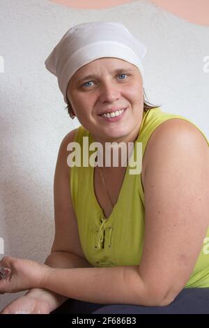 femme peintre heureuse avec un sourire sur les visages Banque D'Images