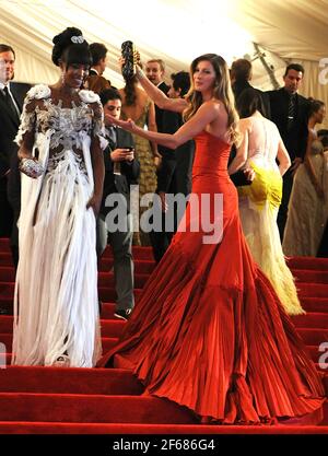 Naomi Campbell, Gisele Bundchen assiste au gala de l'Institut de costume célébrant l'exposition Alexander McQueen: Savage Beauty, qui s'est tenue au Metropolitan Museum of Art de New York, le lundi 2 mai 2011. Photo de Jennifer Graylock-Graylock.com 917-519-7666 Banque D'Images